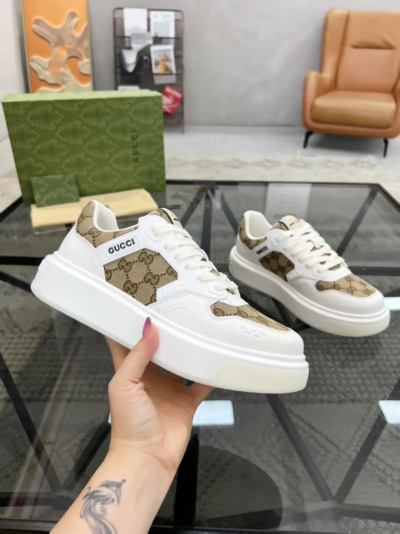 P440 new men's shoes GUCCI [Lightning] latest shoes are shipped. Original quality, fashionable, made of special materials, sheepskin lining, brand new packaging. The foot feels super comfortable and the workmanship is impeccable. Size: 38-45